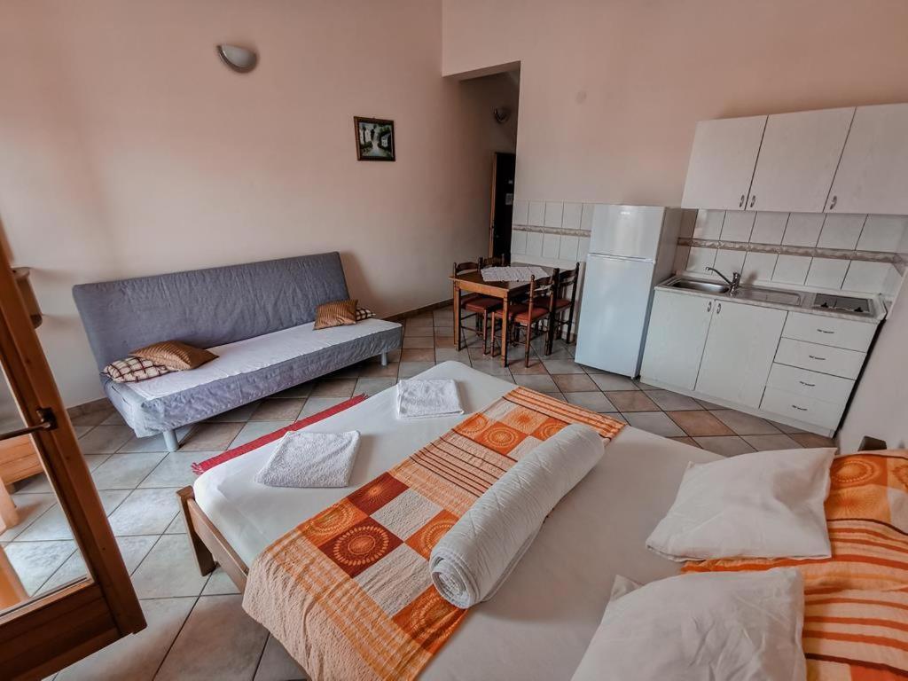 Apartments Rukelj Karlobag Bagian luar foto