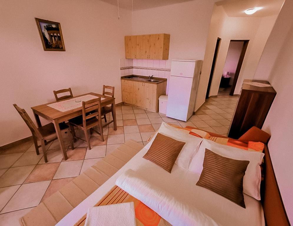 Apartments Rukelj Karlobag Bagian luar foto
